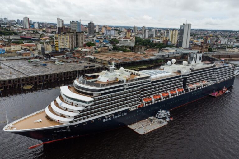 Cruzeiro holandês vem a Manaus pela primeira vez com mais de dois mil turistas