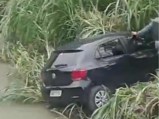 VÍDEO: Motorista perde o controle e cai em igarapé de Manaus