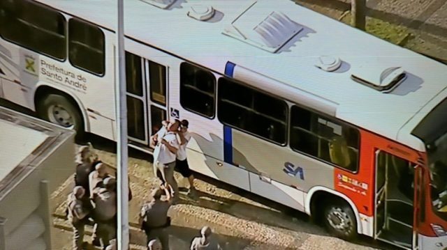 Homem faz motorista de ônibus refém com faca em Santo André (SP)