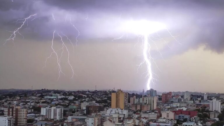 VÍDEOS: Rio Grande do Sul em alerta para fortes tempestades e rajadas de vento