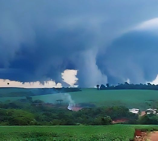 VÍDEO: Morador registra passagem de nuvens em formato de funil no Paraná