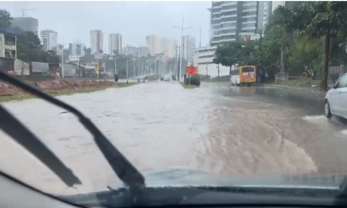 VÍDEO: Chuvas fortes e alagamento causam transtornos em Salvador