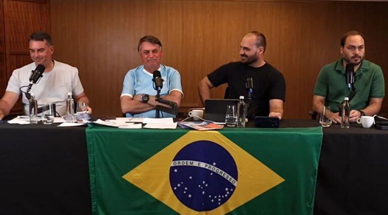 Em live ao lado dos filhos, Bolsonaro critica eleição na Venezuela e ironiza lives de Lula
