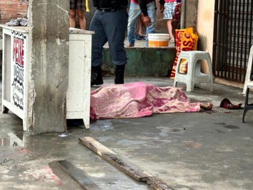 VÍDEO: ‘Pistoleiros’ executam peixeiro enquanto fechava banca, em Manaus