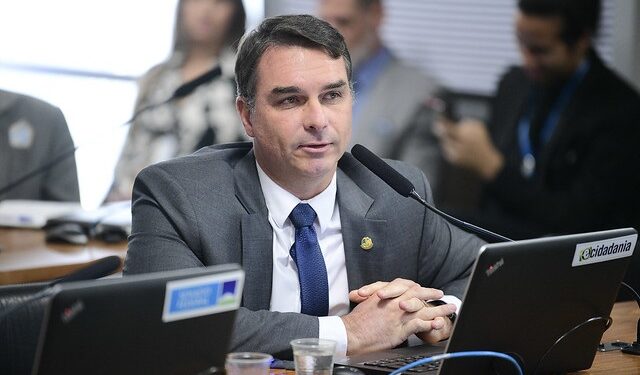 “O PT tenta impedir projeto que proíbe saidinhas de presos”, diz Flávio Bolsonaro