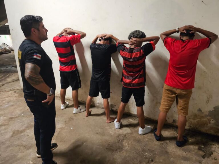 VÍDEO: torcedores do Flamengo invadem campo, tentam tirar fotos com jogadores e terminam presos, em Manaus
