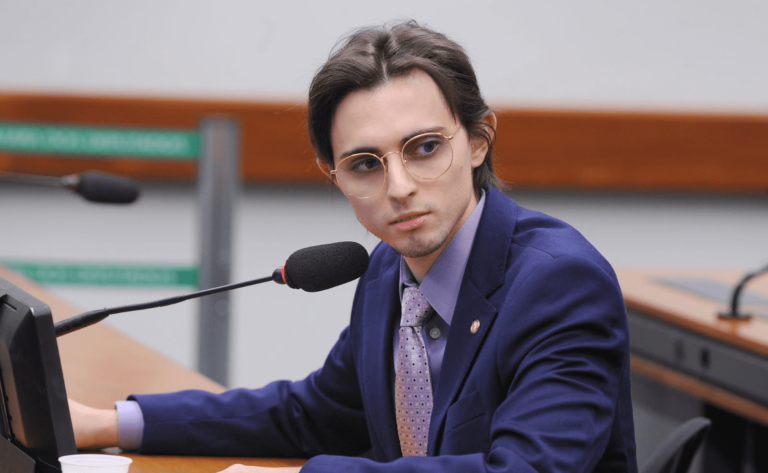 Após graves denúncias sobre segurança pública e indecisão sobre candidatura a prefeito, Amom segue recluso