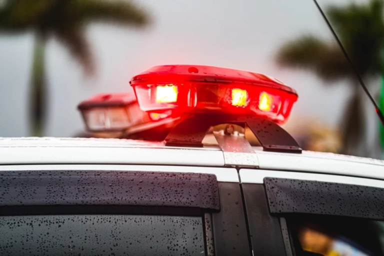 Homem é preso após agredir e tentar sufocar a esposa com calça jeans