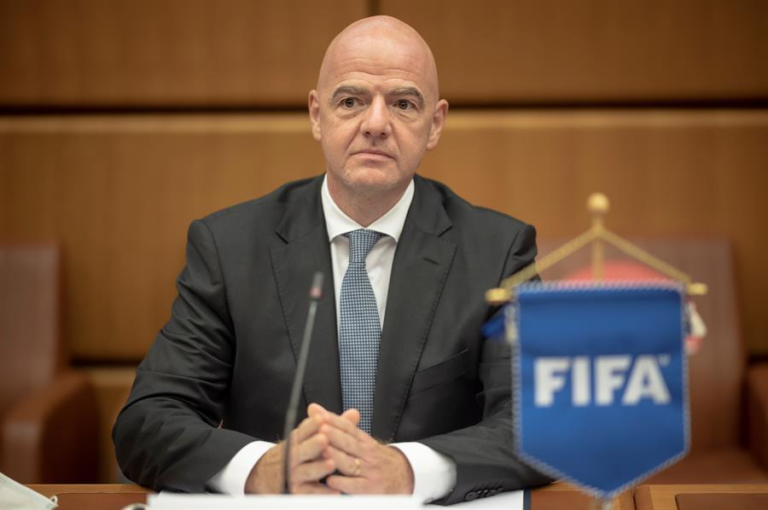 Presidente da Fifa sugere impor derrota a time de torcedor que cometa racismo