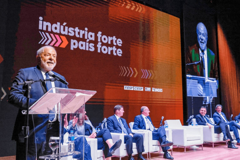 Governo Lula promete R$ 300 bilhões em crédito e subsídio para Indústria Brasileira