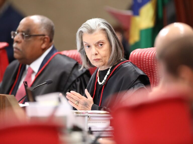 TSE inicia debate sobre uso de inteligência artificial, celular nas cabines e porte de armas
