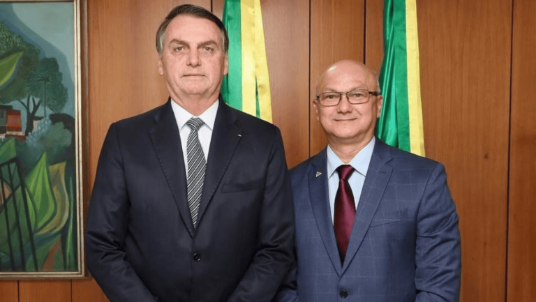 Em Live, Bolsonaro cita Coronel Menezes como fonte de informações no Amazonas