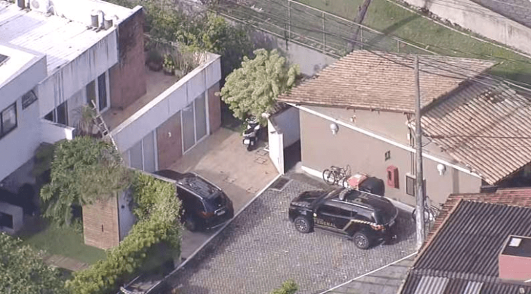 Carlos Bolsonaro posta vídeo de sua casa após operação da PF: “Coisas reviradas”