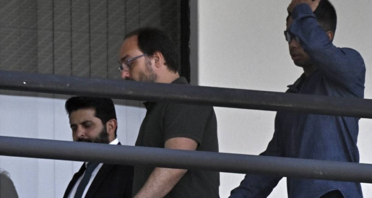 Carlos Bolsonaro presta depoimento de menos de uma hora à PF no Rio