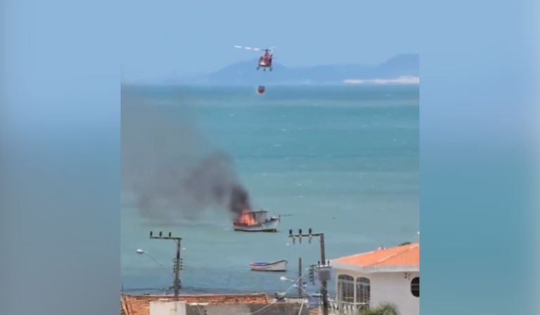 Vídeo: Barco pega fogo e bombeiros usam helicóptero para conter chamas