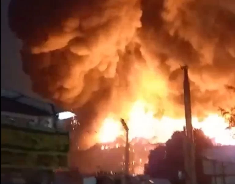 VÍDEO: Incêndio atinge galpão em Embu das Artes, interior de SP