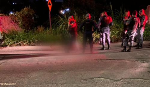 Homem se arrasta por avenida e pede ajuda momentos antes de morrer, em Manaus