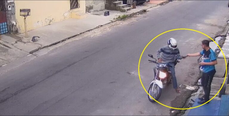 VÍDEO: Assaltante rouba homem que aguardava ‘rota’ para ir ao trabalho na porta de casa, em Manaus