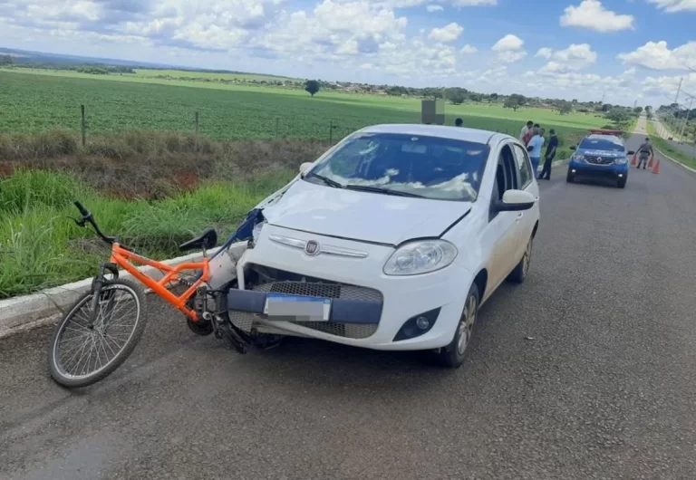 Ciclista morre atropelado após motorista se distrair com marimbondo no DF