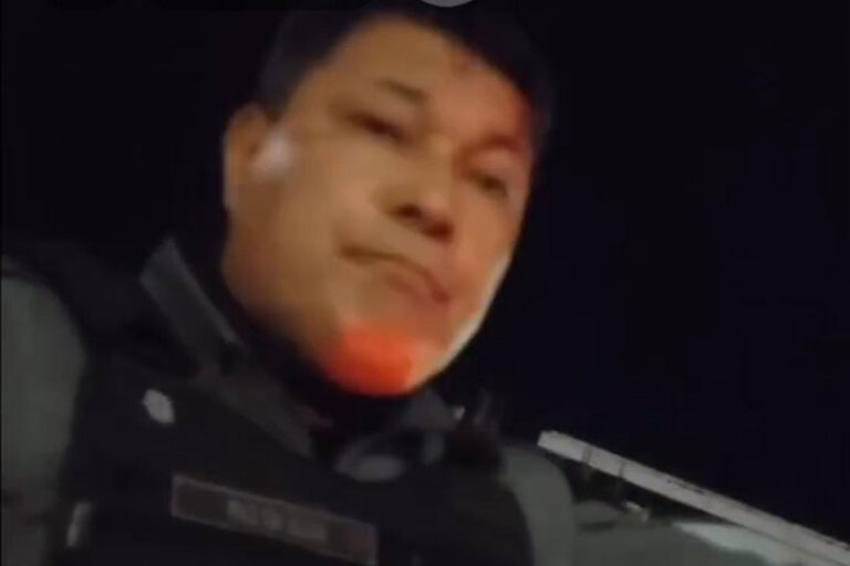 AM: Vídeo flagra policiais militares agredindo mototaxistas e tomando celular de mulher