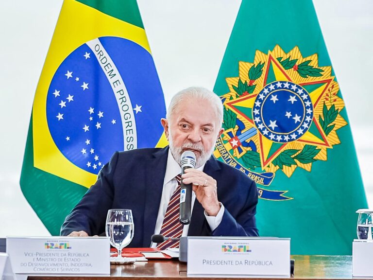 Lula diz que irá ‘pisar no freio’ no lançamento de novos programas federais
