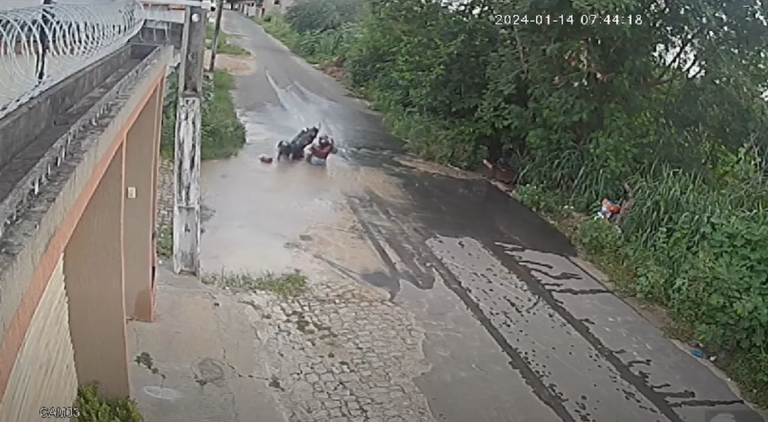 Com bebê no colo, casal sofre acidente após cair de moto em buraco no Piauí