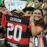 torcedora-sara-athan-19-anos-ganha-camisa-de-gerson-foto-josemar-antunes