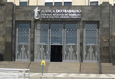 Servidores do TRT-1 protestam contra condições precárias de trabalho