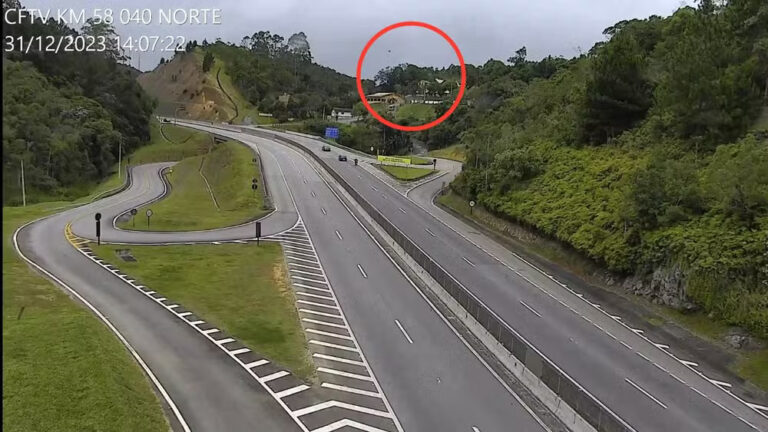VÍDEO: Câmera de rodovia pode ter filmado helicóptero que desapareceu em SP