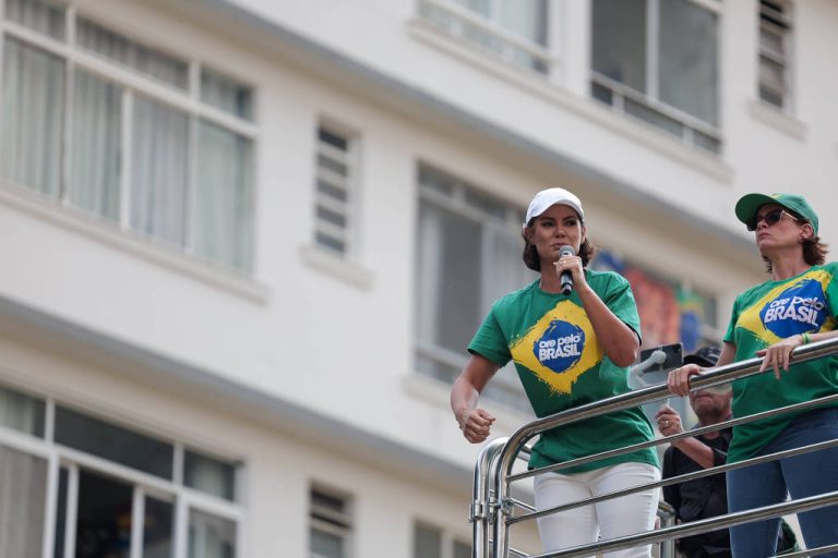 VÍDEOS: Em ato na Paulista, Michelle Bolsonaro chora e fala de injustiças contra o marido VÍDEOS: Em ato na Paulista, Michelle Bolsonaro chora e fala de injustiças contra o marido