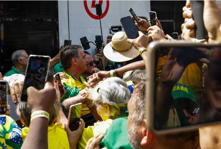 Bolsonaro chega à Avenida Paulista para ato com apoiadores Bolsonaro chega à Avenida Paulista para ato com apoiadores