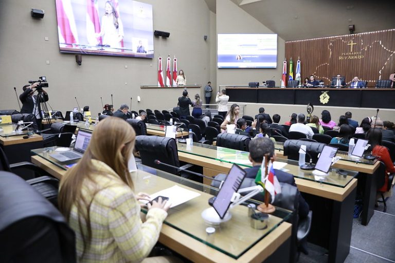 Deputados da Aleam se solidarizam com vereadora Professora Jacqueline após discussão na CMM