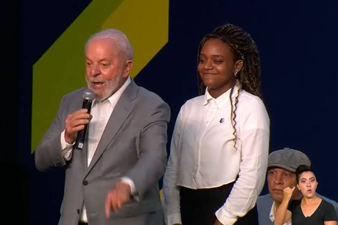 “Afrodescendente assim gosta de um batuque de tambor’” diz Lula à jovem negra