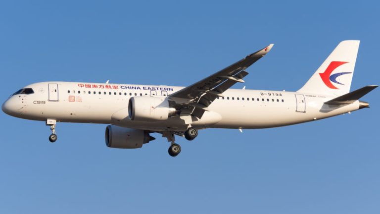 China apresenta primeiro avião comercial fabricado no país