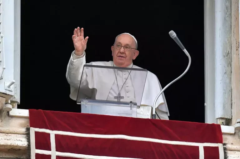 Papa cita hipocrisia daqueles que criticam bênçãos a casais LGBT