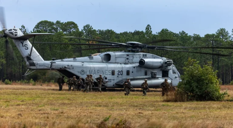Militares procuram cinco fuzileiros após helicóptero cair em floresta nos EUA