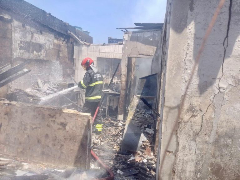 VÍDEO: Incêndio atinge casa de alvenaria, em Manaus
