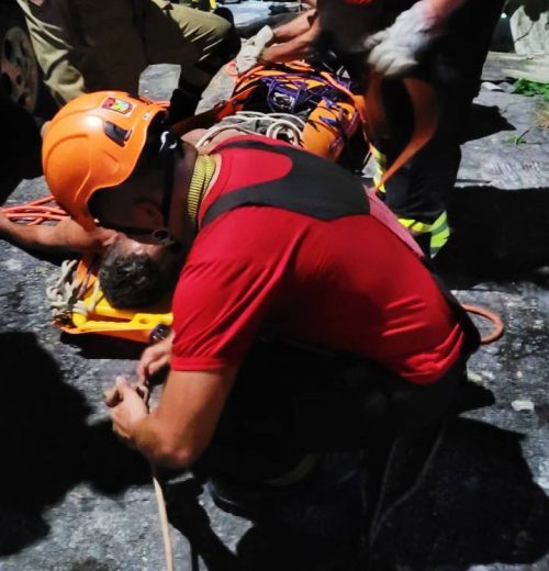 VÍDEO: Idoso se desequilibra e cai de barranco de 60 metros, em Manaus VÍDEO: Idoso se desequilibra e cai de barranco de 60 metros, em Manaus