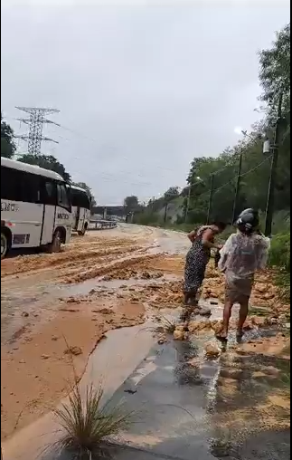 Vídeo: Após barranco ceder, avenida da Torres causa grande congestionamento e é interditada em Manaus