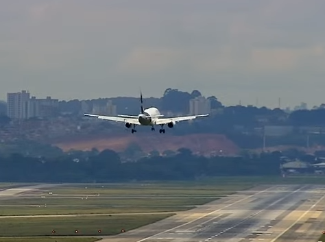 VÍDEO: Com uma roda a menos, avião faz pouso de emergência no aeroporto de Guarulhos