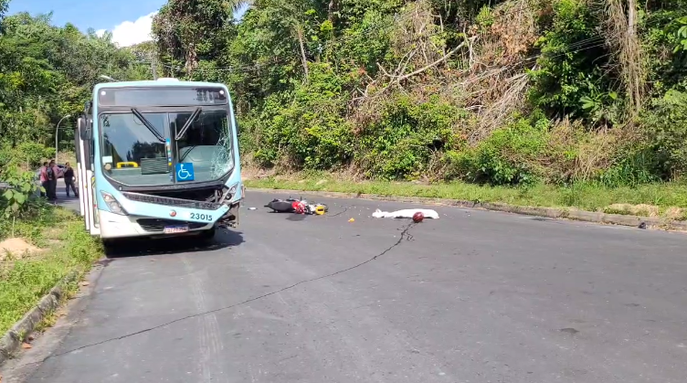 VÍDEO: Motociclista morre após colidir com ônibus na Ufam