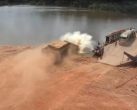 Caminhonete cai em rio e motorista se joga de cabine no PA