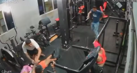 VÍDEO: Homens armados invadem academia e assaltam alunos em Fortaleza