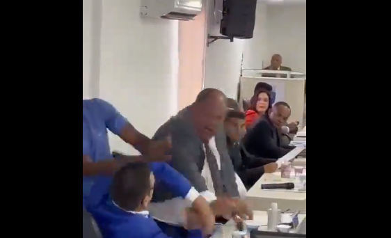 VÍDEO: Vereadores em cidade na Bahia "quebram decoro" e trocam socos em sessão