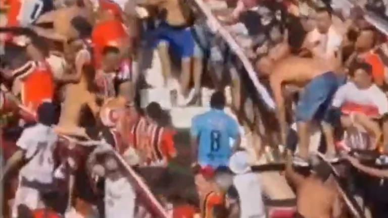 VÍDEO: Torcedor é esfaqueado e morre em jogo na Argentina