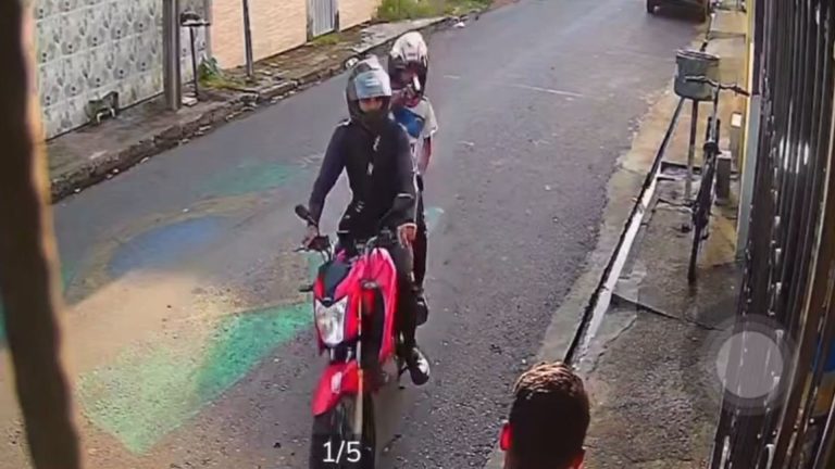VÍDEO: Dupla armada em moto rende homem e rouba pertences, em Manaus