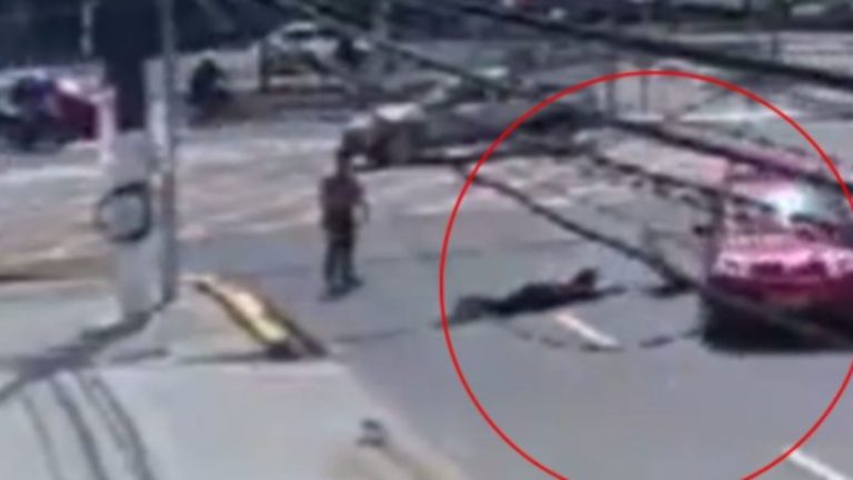 VÍDEO: Mulher tenta atravessar rua movimentada e acaba atropelada, em Manaus