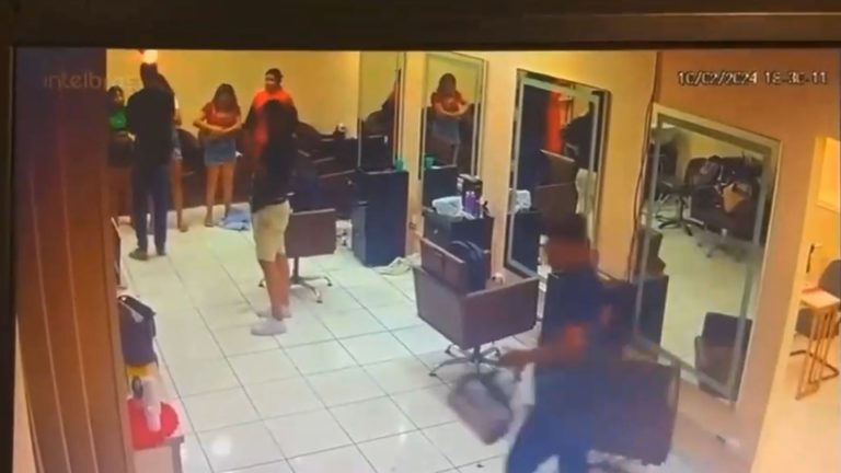 VÍDEO: Assaltantes invadem salão de beleza e rendem clientes e funcionários, em Manaus