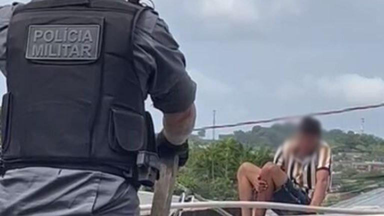 VÍDEO: Ao tentar fugir da polícia pelo telhado, homem cai, quebra a perna e é preso, em Manaus