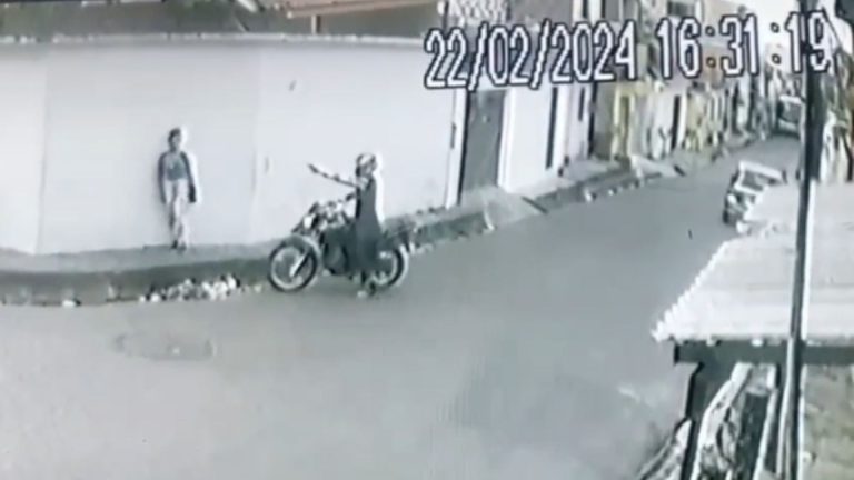 VÍDEO: Mulher fica sob mira de arma, se nega entregar celular e escapa de levar tiro, em Manaus
